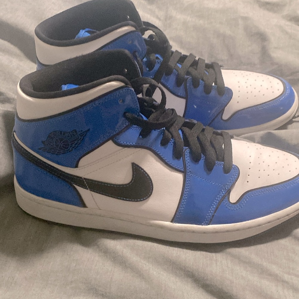 Jordan 1 signal blue mids